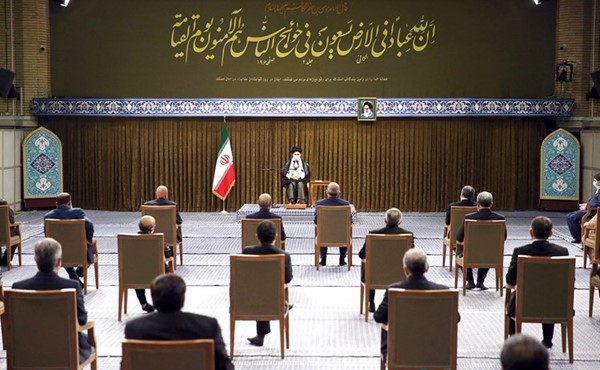 المرشد الأعلى الإيراني علي خامنئي خلال اجتماعه مع الحكومة الجديدة	(أ.ف.پ)
