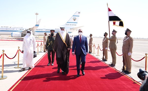 سمو الشيخ صباح الخالد لدى وصوله وفي استقباله رئيس الوزراء العراقي مصطفى الكاظمي