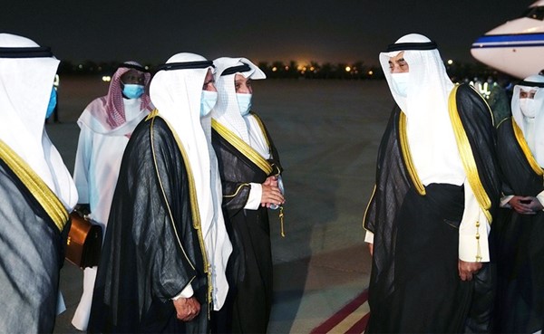 ممثل صاحب السمو الأمير لدى عودته إلى البلاد وفي استقباله الشيخ حمد جابر العلي وعبدالله الرومي