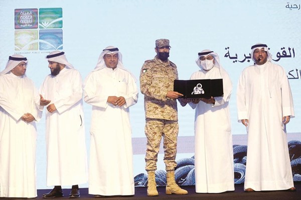 د.محمد الفارس يقدم درعا تكريمية لـ الجيش