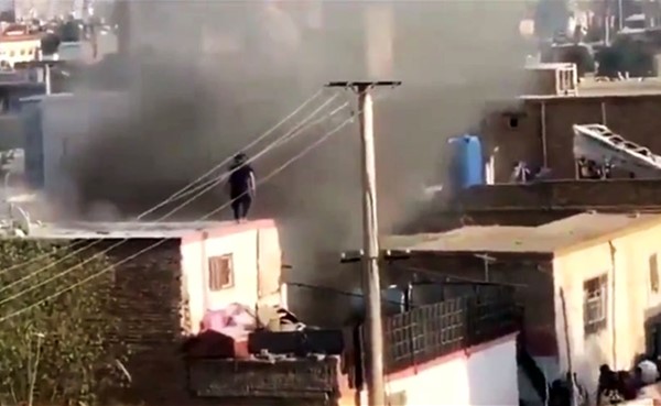  صورة عن التلفزيون لأعمدة الدخان المتصاعدة من موقع الغارة الأميركية في كابول 