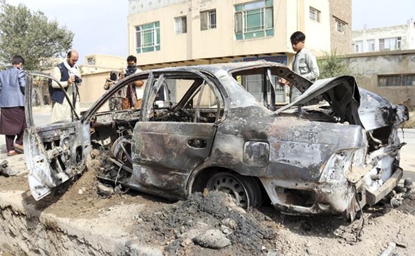 سيارة محترقة يفترض أنها تضم منصة إطلاق صواريخ استهدفت مطار كابول أمس	(أ.پ)