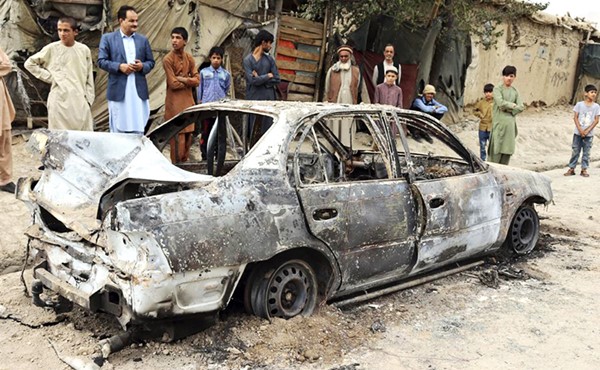 سيارة محترقة قيل إنها تضم منصة إطلاق صواريخ استهدفت مطار كابول أمس (أ.پ)