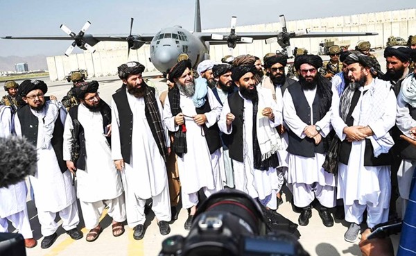 المتحدث باسم طالبان ذبيح الله مجاهد متحدثا للإعلام في مطار كابول بعد خروج القوات الاميركية	(أ.ف.پ)