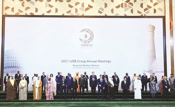 لقطة جماعية للمشاركين في اجتماع مجلس محافظي مجموعة البنك الإسلامي للتنمية