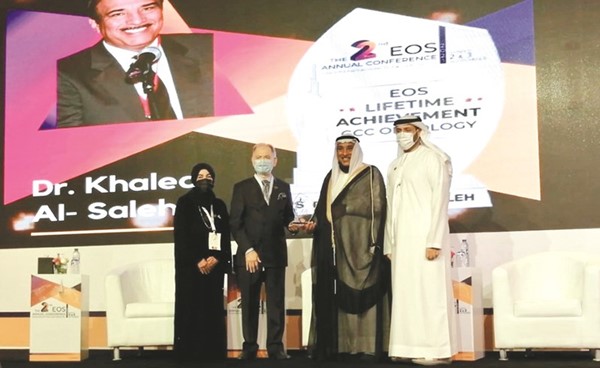 د.خالد الصالح خلال تسلمه جائزة التميز من قبل جمعية الإمارات للأورام