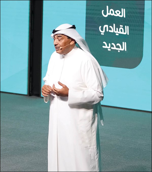 سمو الشيخ صباح الخالد متحدثا للقياديين خلال اللقاء في مركز جابر الثقافي 