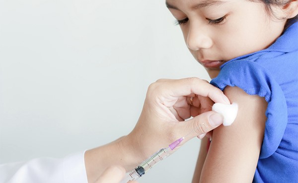 لجنة اللقاحات في بريطانيا لا توصي بتطعيم من هم دون الـ 15 عاماً