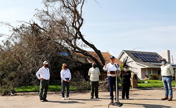 الرئيس الأميركي جو بايدن يلقي كلمة في لابلاس لويزيانا لتقييم الأوضاع بعد إعصار أيدا 	(رويترز)