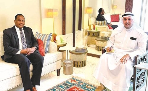 عبدالعزيز العنجري خلال اللقاء مع نائب رئيس البعثة بسفارة السودان د.محمد الضي علي إبراهيم