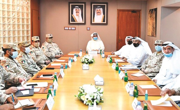 الشيخ حمد جابر العلي خلال اجتماعه مع قادة هندسة المنشآت العسكرية