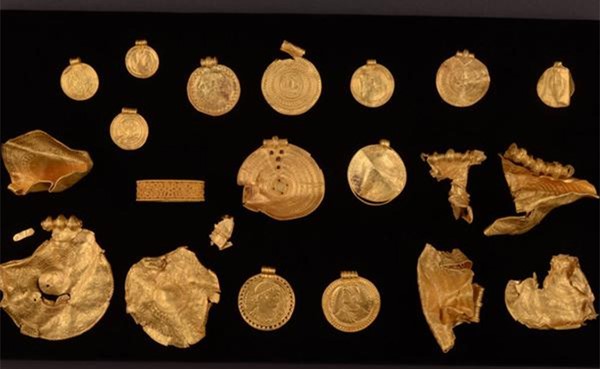 الدنمارك تحتفل بالكشف عن كنوز من الذهب يعود إلى 1500 عاما