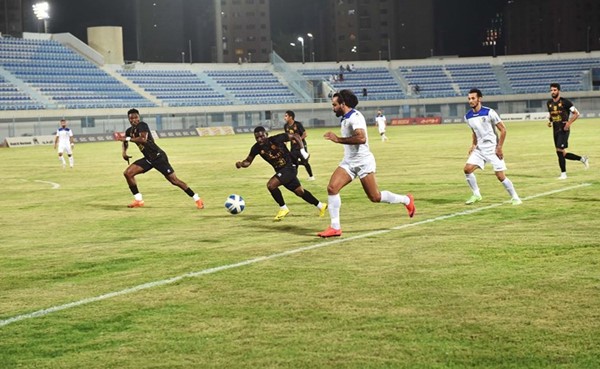 حسين الموسوي خلال محاولة المرور من مدافع القادسية(متين غوزال)