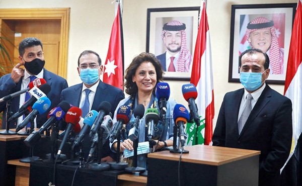وزراء الطاقة والنفط في لبنان ومصر والأردن وسورية يتحدثون في مؤتمر صحافي من عمان 	(أ.ف.پ)