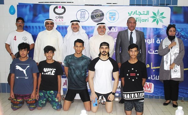 د.خالد الصالح مع عدد من المشاركين في البطولة(محمد هاشم)
