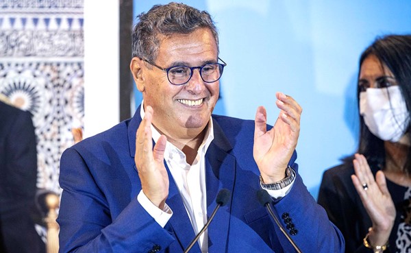 رئيس حزب التجمع الوطني للأحرار عزيز أخنوش يحتفي بفوز حزبه في الانتخابات البرلمانية المغربية (أ.ف.پ)