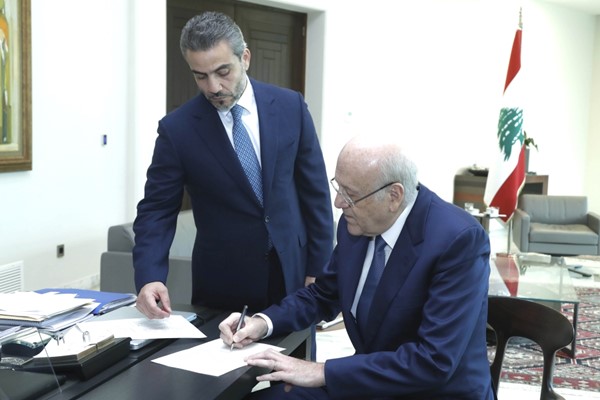 الرئيس نجيب ميقاتي يوقع مرسوم تشكيل الحكومة الجديدة (محمود الطويل)