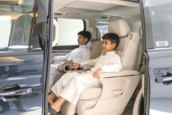 «المطوع والقاضي» توعّي الشباب بالتطور التكنولوجي في السيارات الحديثة الصديقة للبيئة