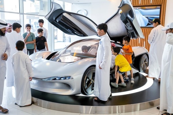 «المطوع والقاضي» توعّي الشباب بالتطور التكنولوجي في السيارات الحديثة الصديقة للبيئة