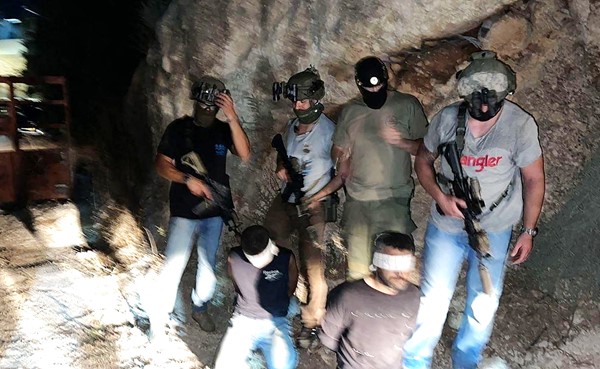  قوات الاحتلال أثناء إلقاء القبض على الأسيرين زكريا الزبيدي ومحمد عارضة (أ.ف.پ)