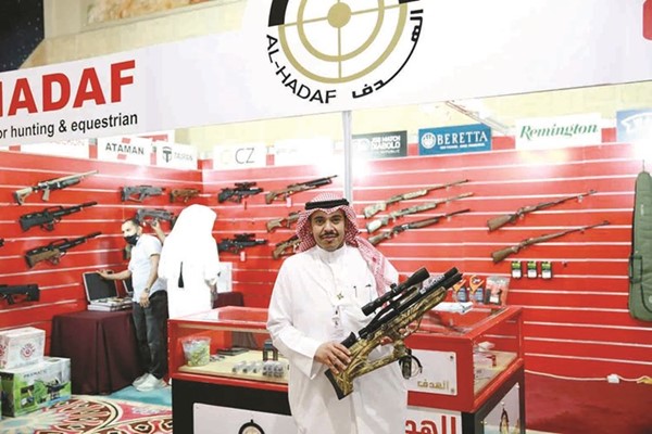 جناح الكويت يعرض أجهزة حديثة تستعمل في مختلف أنواع الصيد البري