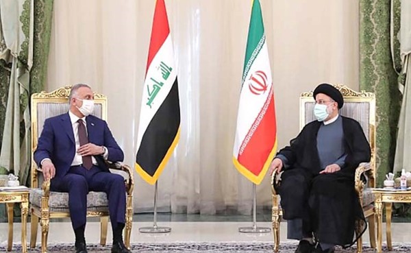 الرئيس الايراني ابراهيم رئيسي مستقبلا رئيس الوزراء العراقي مصطفى الكاظمي في طهران امس	(رويترز)