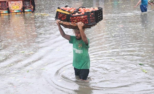 بائع «الطماط» يتحدى الفيضانات