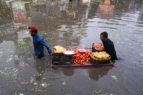 بائع «الطماط» يتحدى الفيضانات