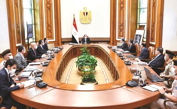 الرئيس عبدالفتاح السيسي خلال اجتماعه مع رئيس مجلس الوزراء د.مصطفى مدبولي وعدد من الوزراء والمسؤولين
