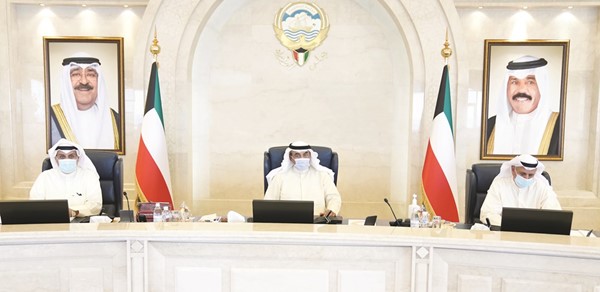 سمو الشيخ صباح الخالد والشيخ حمد جابر العلي وعبدالله الرومي خلال اجتماع مجلس الوزراء
