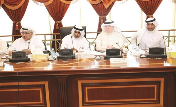 أسامة السلطان ود.سعد الشبو وسعود الحرفان خلال الاجتماع