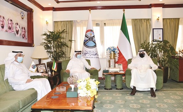 محافظ الأحمدي الشيخ فواز الخالد خلال لقائه مسؤولي المنطقة التعليمية