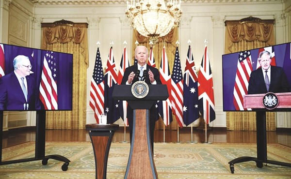 الرئيس الأميركي جو بايدن متحدثا في الاجتماع الافتراضي مع رئيسي وزراء أستراليا سكوت موريسون وبريطانيا بوريس جونسون (أ.ف.پ)
