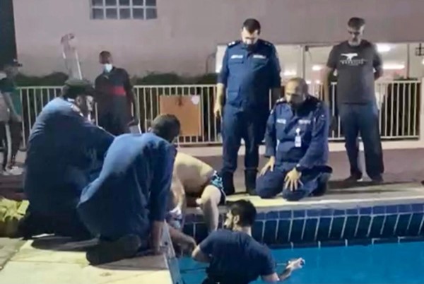 إنقاذ طفل بعد انحشار قدمه في حوض سباحة