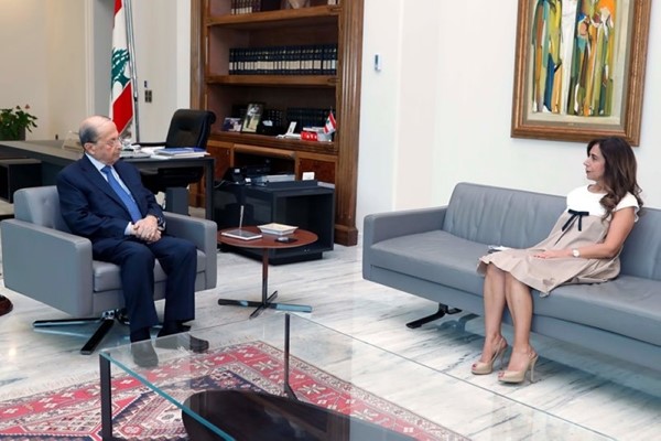 الرئيس ميشال عون مستقبلا في بعبدا النائبة السابقة لرئيس الحكومة والوزيرة السابقة للدفاع والخارجية زينة عكر (محمود الطويل)