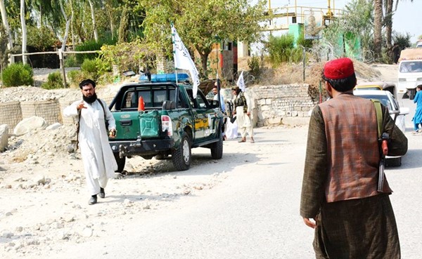 عناصر من طالبان يتفقدون موقع احد الانفجارات في مدينة جلال آباد امس	(ا.ف.ب)