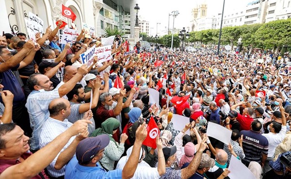 مظاهرة مناهضة للرئيس التونسي قيس سعيد	(رويترز)
