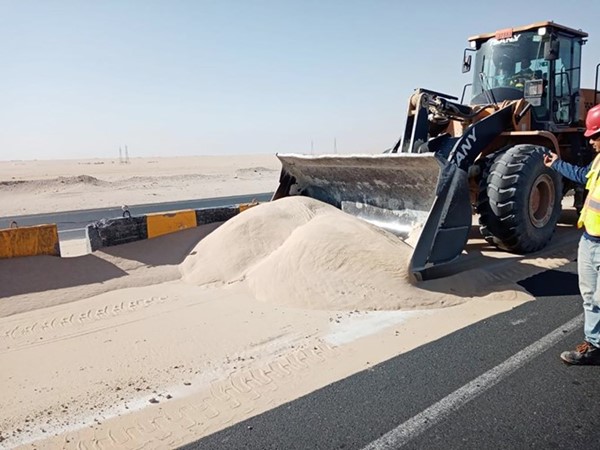 «طوارئ هيئة الطرق» تزيل الرمال من على طريق السالمي