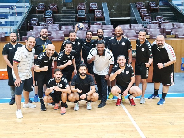  لقطة جماعية للسويلم والمطوع والحكام المشاركين في الدورة