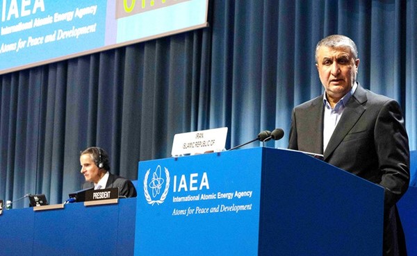 رئيس الطاقة الذرية الإيرانية محمد إسلامي يلقي كلمة خلال المؤتمر العام للوكالة الدولية للطاقة الذرية(أ.ف.پ)