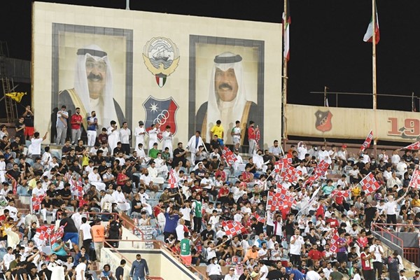 الجماهير الكويتية تحتفل بفوز الأبيض