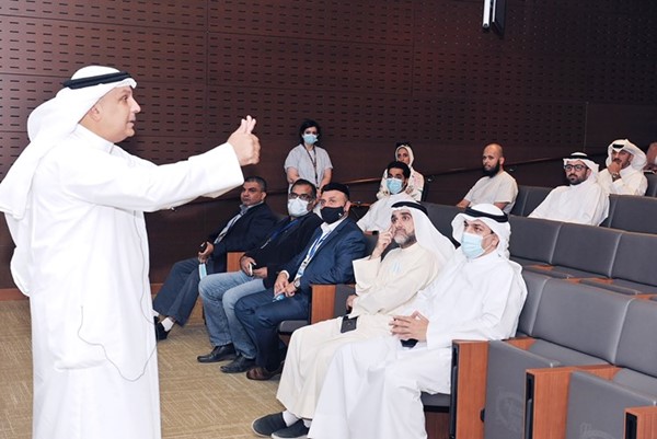 مدير الهيئة العامة للشباب يزور مدينة صباح السالم الجامعية