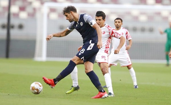 مدافع نادي قطر خافيير يحاول المرور من لاعب الشمال عطوان