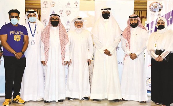 فريق العمل في صورة تذكارية مع محافظ الأحمدي الشيخ فواز الخالد