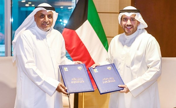 الشيخ عبدالله الأحمد ووليد الفاضل خلال مراسم توقيع اتفاقيتي التعاون