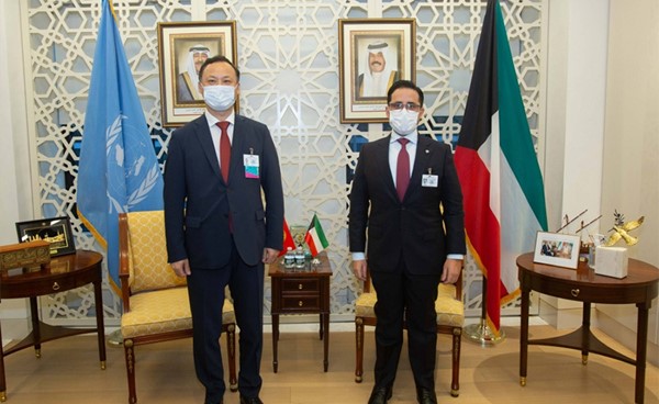 الشيخ د. أحمد ناصر المحمد مع وزير خارجية قرغيزستان رسلان كازاكبيف