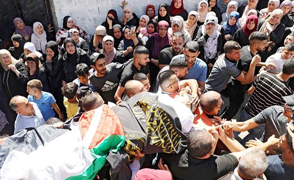 فلسطينيون يشيعون جثمان أسامة صبح الذي استشهد برصاص الاحتلال بالقرب من جنين(أ.ف.پ)