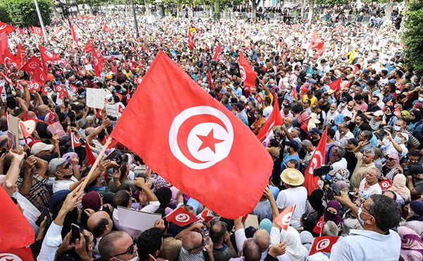  متظاهرون ضد إجراءات الرئيس قيس سعيد في العاصمة تونس (أ.ف.پ)