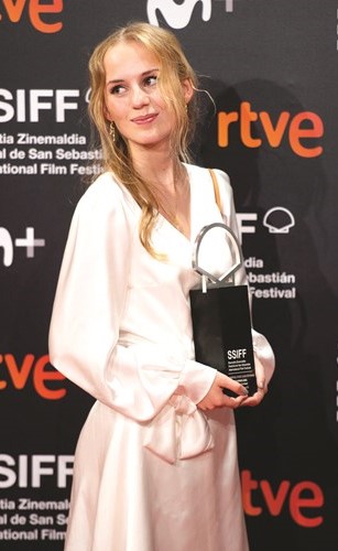 فلورا أوفيليا هوفمان ليندال مع جائزة التمثيل الأولى	(ا.ف.پ)