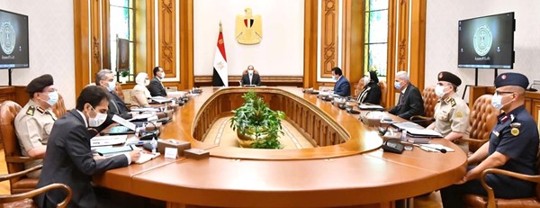 الرئيس عبدالفتاح السيسي خلال اجتماعه مع الوزراء والمسؤولين المختصين بمتابعة إستراتيجية تطوير صناعة الدواء